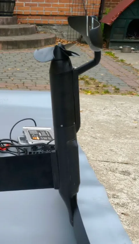 Gondola silnika, śruba i statecznik na wsporniku
