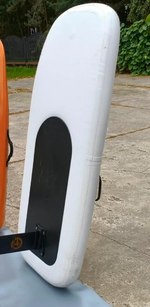 Spód Piany: karbonowa płyta i maszt z logo TurboSurf