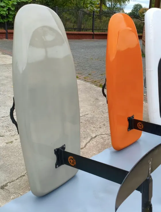 Spód Wydmy z masztem z logo TurboSurf, obok Zorza