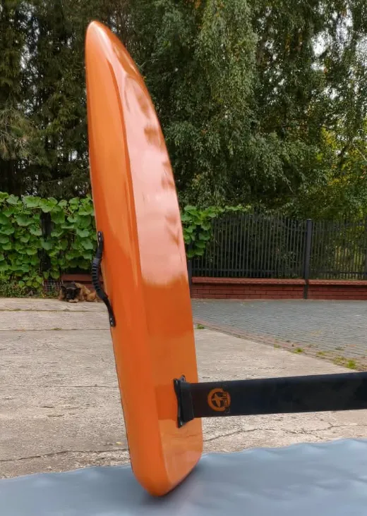 Zorza z boku: płaski pokład i spód wznoszący się do cienkiego nosa